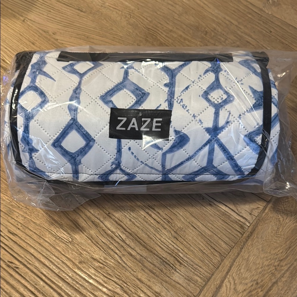 NWT Zaze Blue and White Quilted Bag